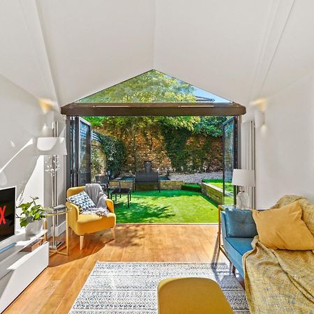 3 Bedroom Mews Home - Clapham Common - Free Private Parking - Sleeps 5 - Newly Refurbished - Sweetpea & Pillow Properties ロンドン エクステリア 写真