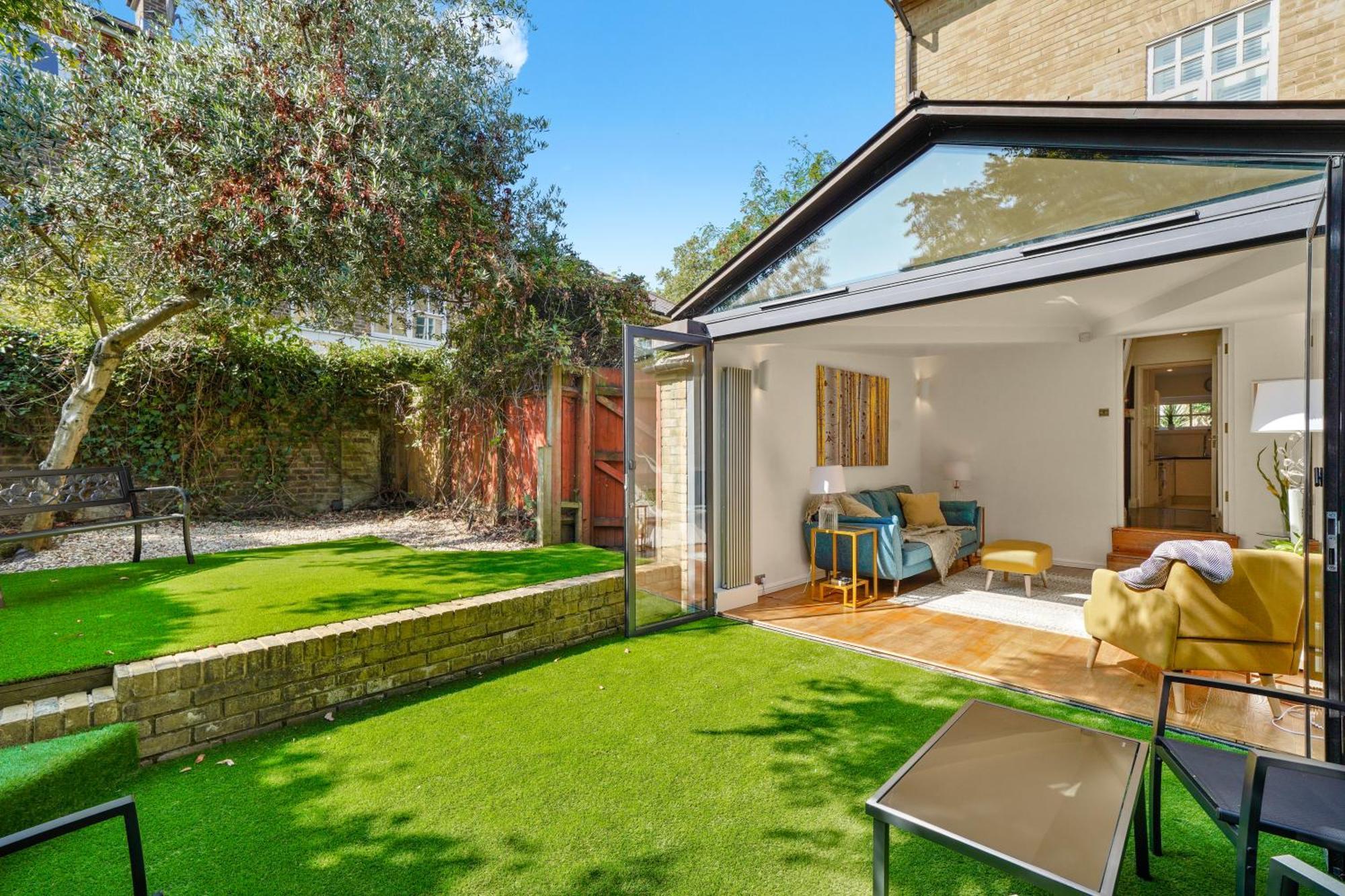 3 Bedroom Mews Home - Clapham Common - Free Private Parking - Sleeps 5 - Newly Refurbished - Sweetpea & Pillow Properties ロンドン エクステリア 写真