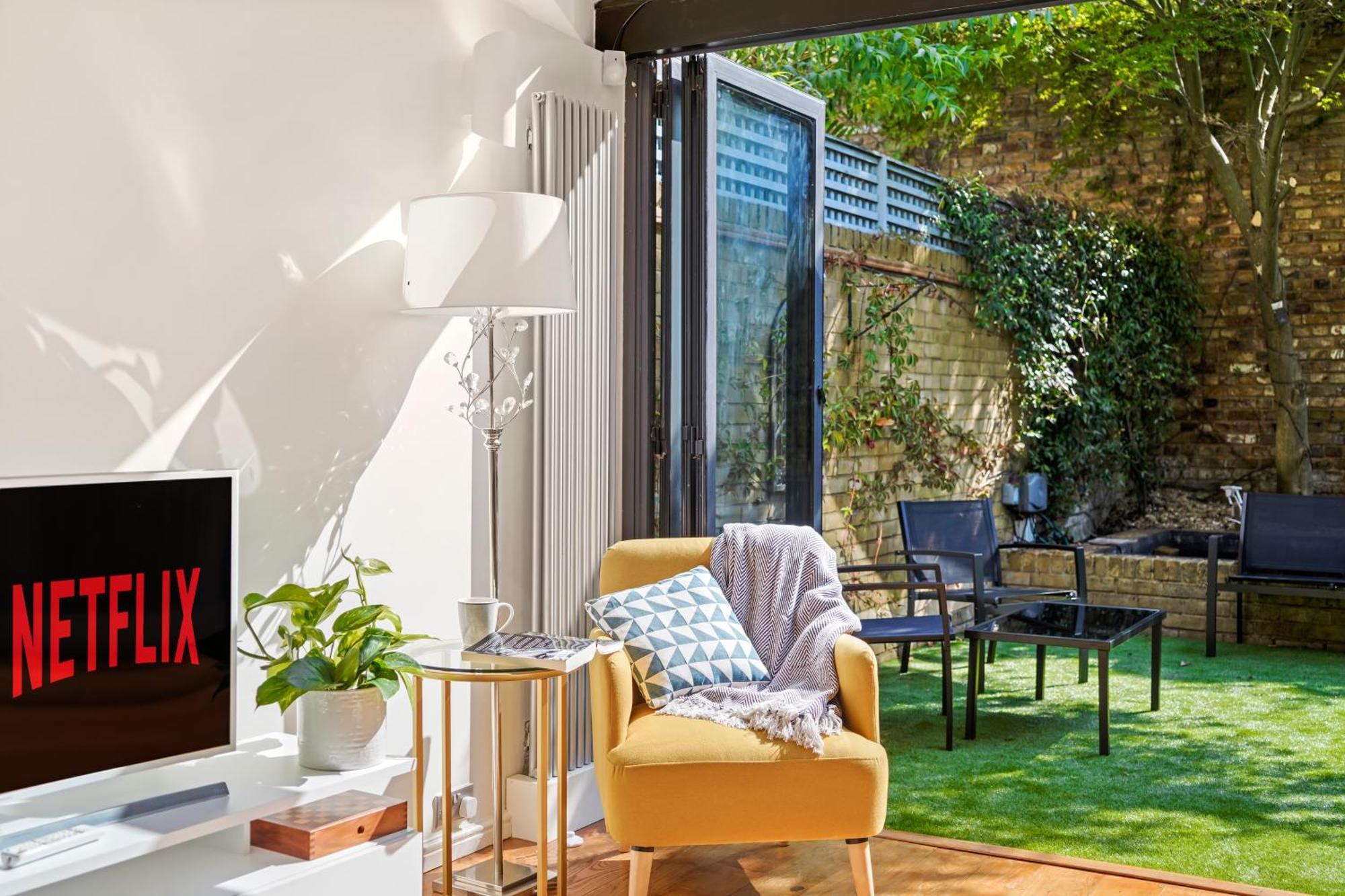 3 Bedroom Mews Home - Clapham Common - Free Private Parking - Sleeps 5 - Newly Refurbished - Sweetpea & Pillow Properties ロンドン エクステリア 写真