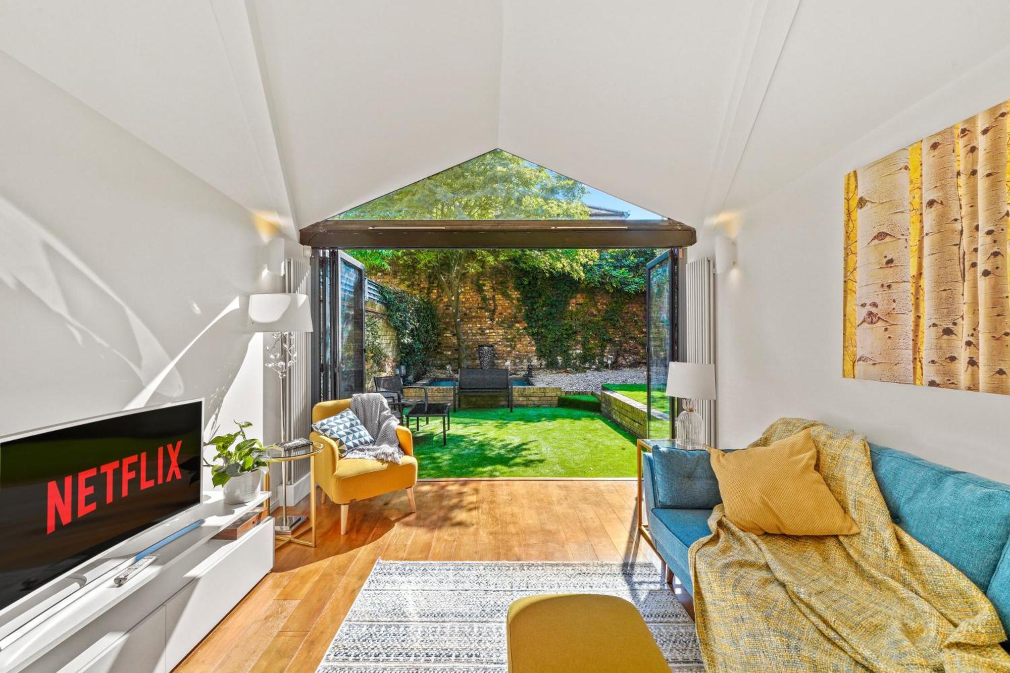 3 Bedroom Mews Home - Clapham Common - Free Private Parking - Sleeps 5 - Newly Refurbished - Sweetpea & Pillow Properties ロンドン エクステリア 写真