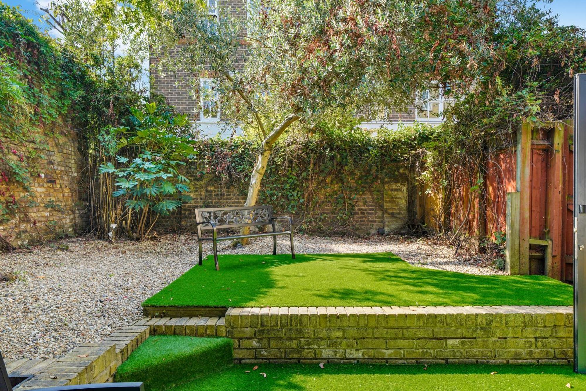 3 Bedroom Mews Home - Clapham Common - Free Private Parking - Sleeps 5 - Newly Refurbished - Sweetpea & Pillow Properties ロンドン エクステリア 写真