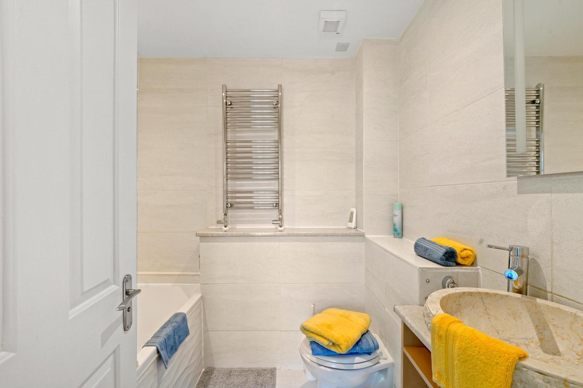 3 Bedroom Mews Home - Clapham Common - Free Private Parking - Sleeps 5 - Newly Refurbished - Sweetpea & Pillow Properties ロンドン エクステリア 写真