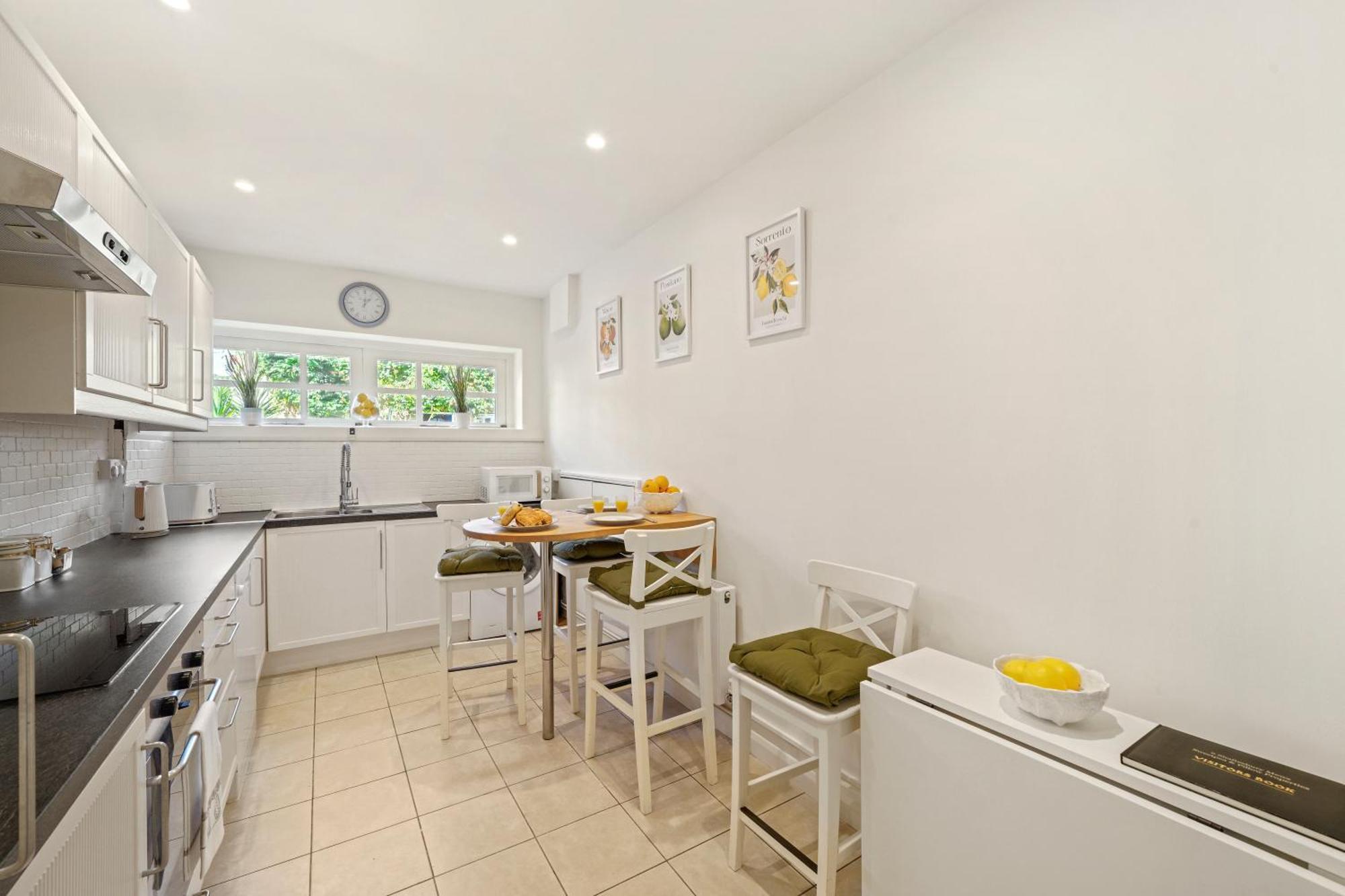 3 Bedroom Mews Home - Clapham Common - Free Private Parking - Sleeps 5 - Newly Refurbished - Sweetpea & Pillow Properties ロンドン エクステリア 写真